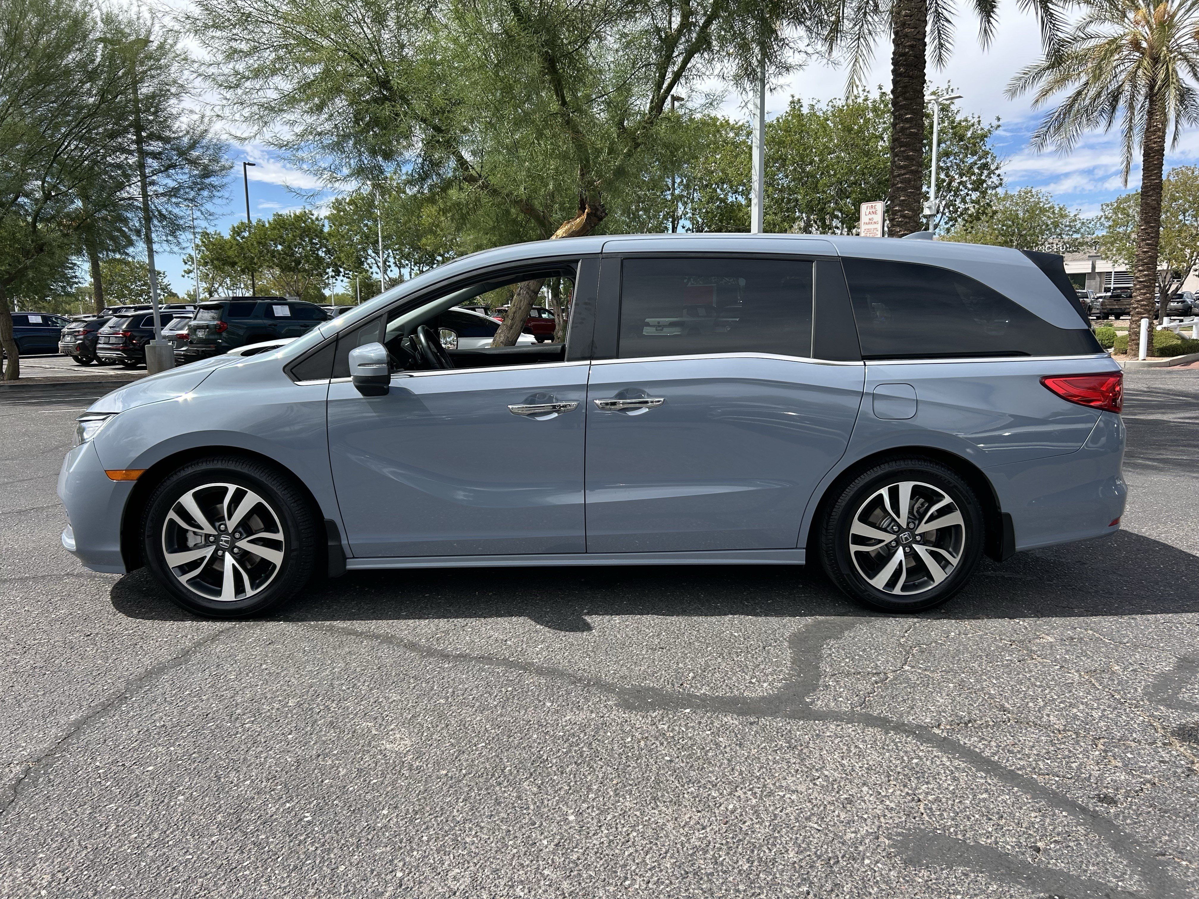 Used 2023 Honda Odyssey Touring image 2