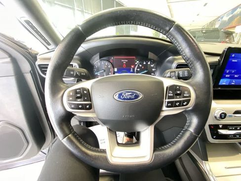 Used 2021 Ford Explorer XLT w/ Equipment Group 202A AWD/4WD image 17