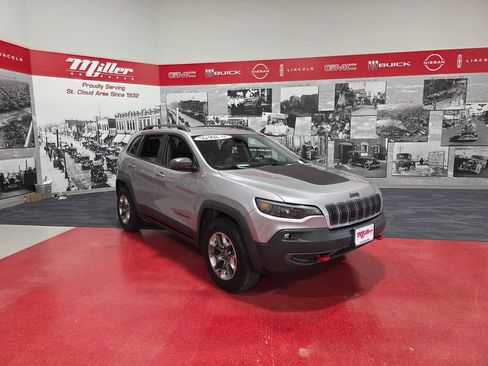 Used 2019 Jeep Cherokee Trailhawk AWD/4WD image 2