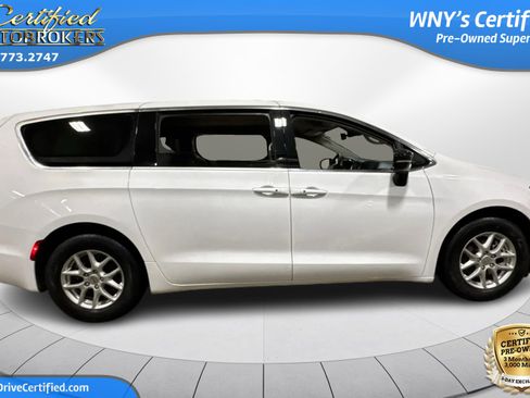 Used 2024 Chrysler Pacifica Touring-L FWD image 4