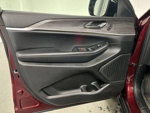 Used 2024 Jeep Grand Cherokee Limited w/ Black Appearance Package image 22