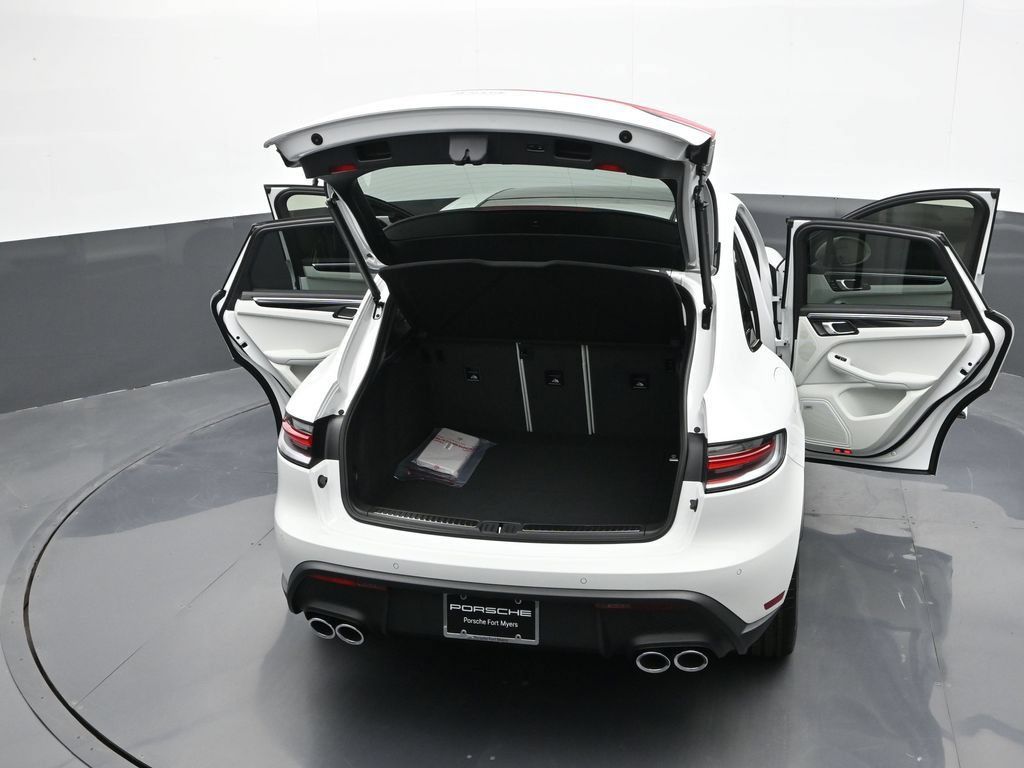 Certified 2025 Porsche Macan AWD/4WD image 31
