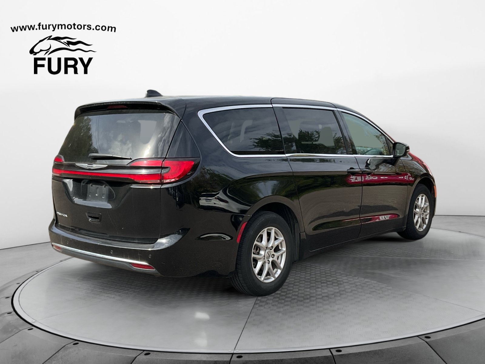 Used 2024 Chrysler Pacifica Touring-L FWD image 4