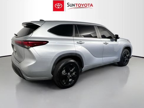 Used 2023 Toyota Highlander L FWD image 4