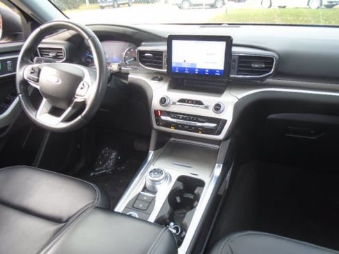 Used 2022 Ford Explorer XLT w/ Equipment Group 202A image 10
