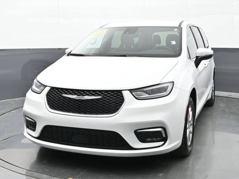 Used 2023 Chrysler Pacifica Touring FWD image 7