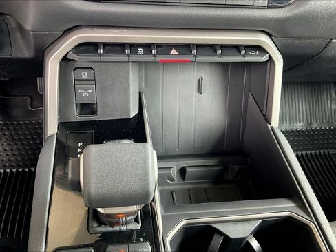 Used 2025 Toyota Tundra Limited AWD/4WD image 16