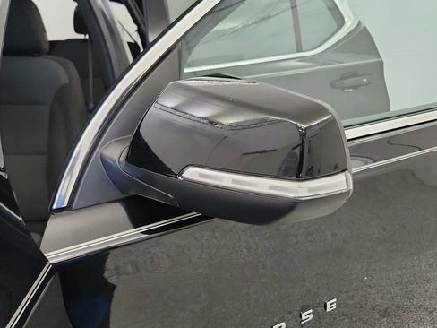 Used 2023 Chevrolet Traverse LT FWD image 17