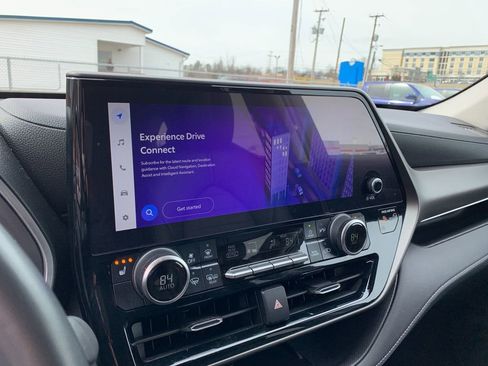 Used 2024 Toyota Highlander XLE image 25