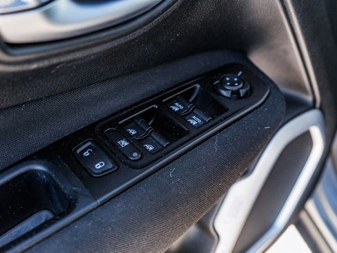 Used 2020 Jeep Renegade Latitude image 12