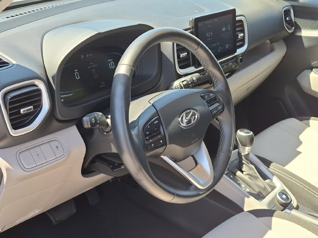 Used 2025 Hyundai Venue SEL FWD image 15