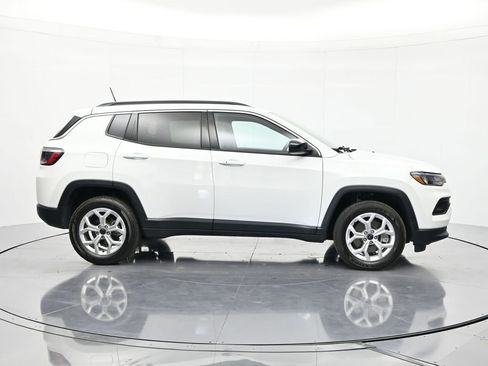 Used 2025 Jeep Compass Latitude AWD/4WD image 4