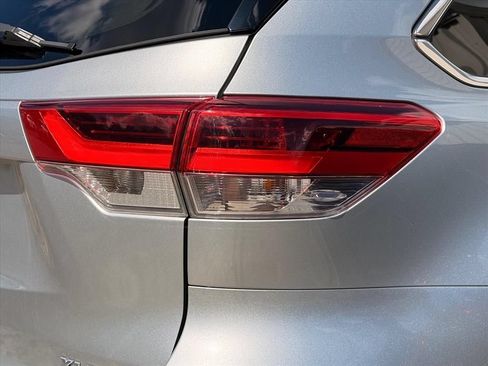 Used 2018 Toyota Highlander XLE AWD/4WD image 19