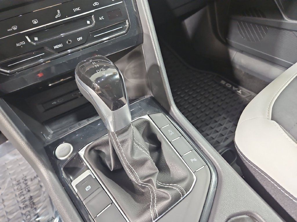 Used 2025 Volkswagen Taos SE w/ Panoramic Sunroof Package FWD image 25