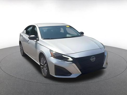 Used 2025 Nissan Altima 2.5 SV FWD image 3