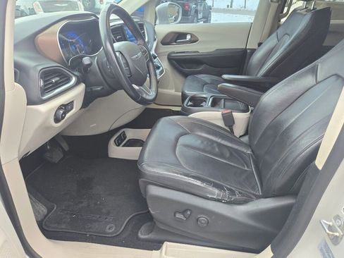 Used 2017 Chrysler Pacifica Touring-L w/ Tire & Wheel Group image 14