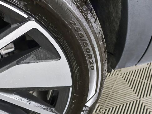 Used 2025 Volkswagen Atlas SE image 23