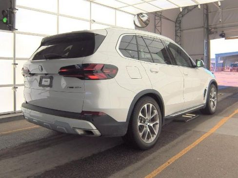 Used 2025 BMW X5 xDrive50e AWD/4WD image 3