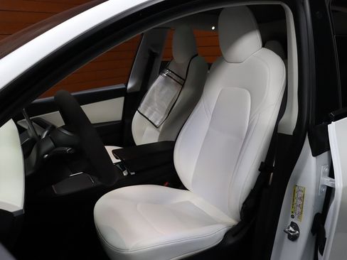 Used 2021 Tesla Model Y Long Range image 33