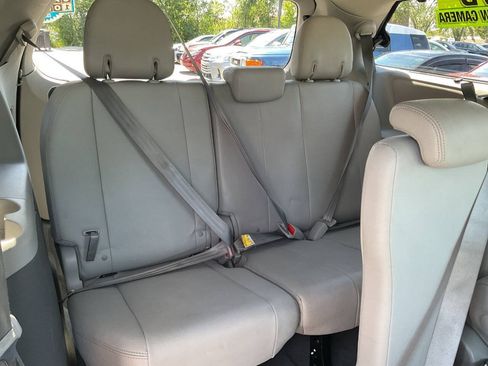 Used 2020 Toyota Sienna XLE Premium w/ Carpet Mat Package FWD image 40