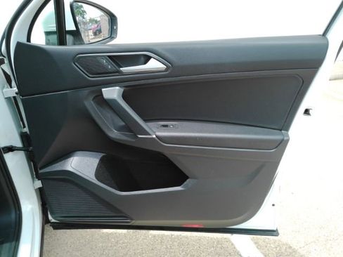 Used 2018 Volkswagen Tiguan SE w/ Panoramic Sunroof Package FWD image 18