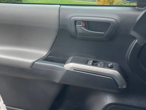 Used 2019 Toyota Tacoma SR5 AWD/4WD image 22