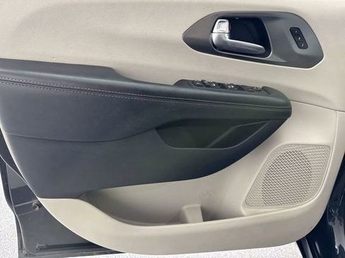 Used 2020 Chrysler Pacifica Touring-L image 18