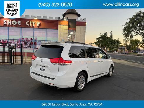 Used 2012 Toyota Sienna XLE FWD image 4