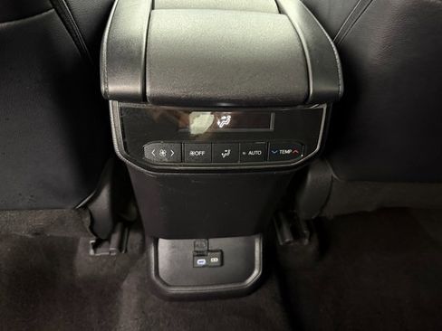 Used 2023 Toyota Highlander XLE image 32