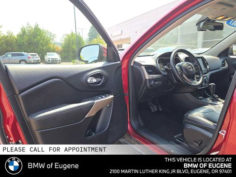 Used 2017 Jeep Cherokee Limited w/ Luxury Group AWD/4WD image 19