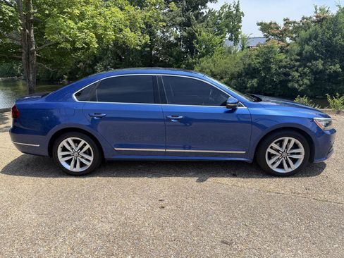Used 2017 Volkswagen Passat 1.8T SE FWD image 2