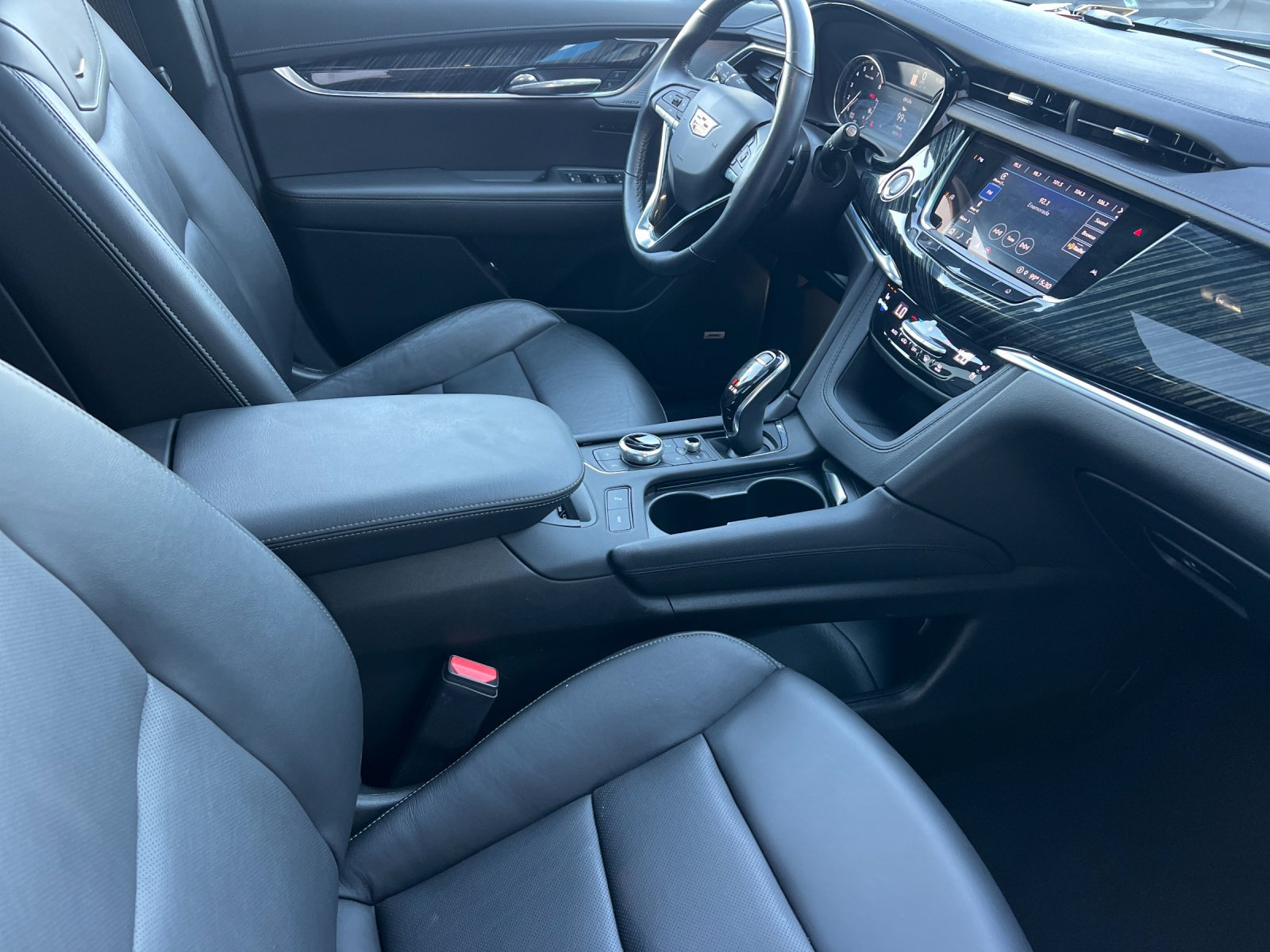 Certified 2025 Cadillac XT6 Premium Luxury FWD image 17