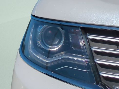 Used 2017 Lincoln MKX Reserve w/ Driver Assistance Package image 9