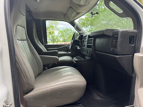 Used 2017 Chevrolet Express 2500 RWD image 12