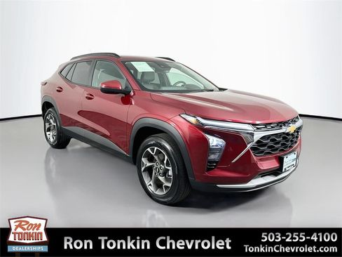 Used 2025 Chevrolet Trax LT FWD image 1