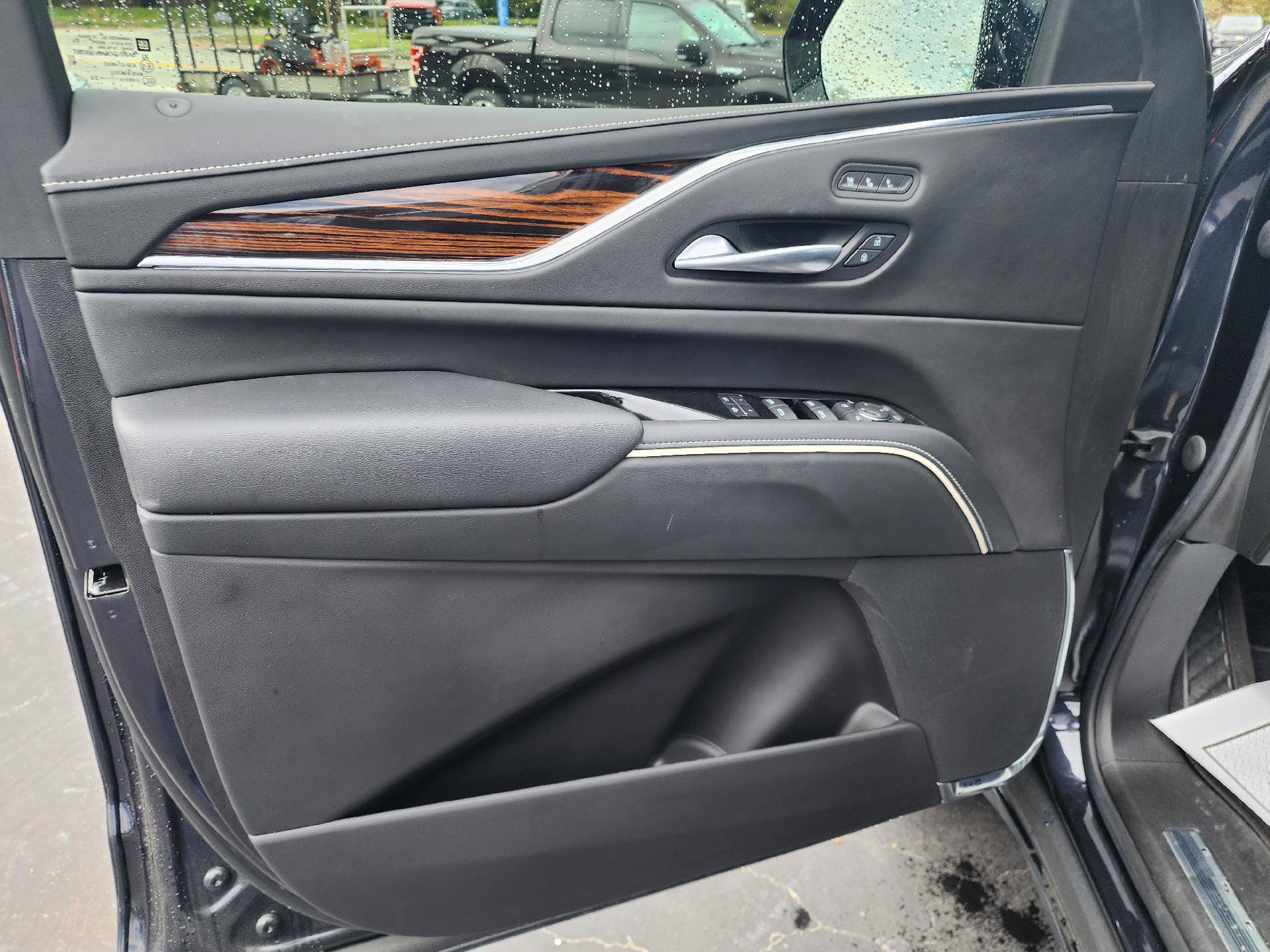 Used 2023 Cadillac Escalade Premium Luxury AWD/4WD image 13