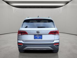 Used 2023 Volkswagen Taos SE w/ Panoramic Sunroof Package FWD video 2