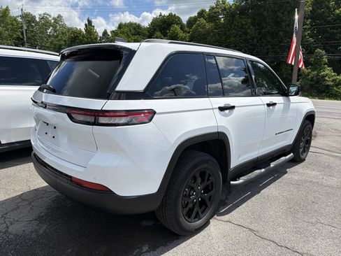 Used 2025 Jeep Grand Cherokee Altitude AWD/4WD image 7