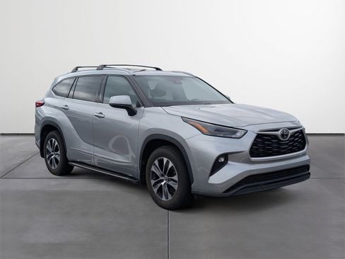 Used 2022 Toyota Highlander XLE image 7