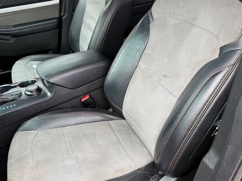 Used 2017 Ford Explorer XLT w/ XLT Appearance Package image 10