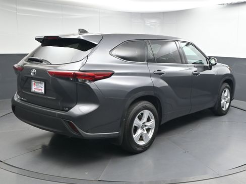 Certified 2022 Toyota Highlander LE image 8