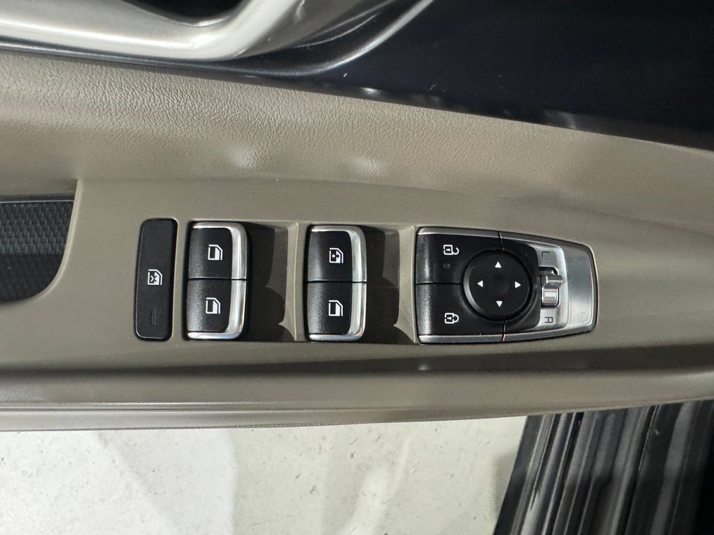 Used 2025 Kia Carnival FWD image 17