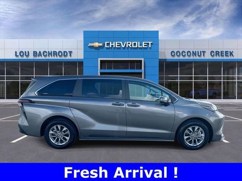 Used 2024 Toyota Sienna LE image 9