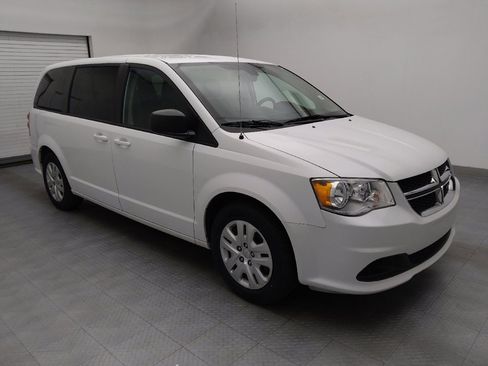 Used 2018 Dodge Grand Caravan SE w/ UConnect Hands-Free Group image 11
