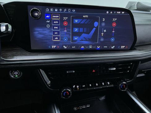 Used 2025 Chevrolet Suburban Z71 image 23