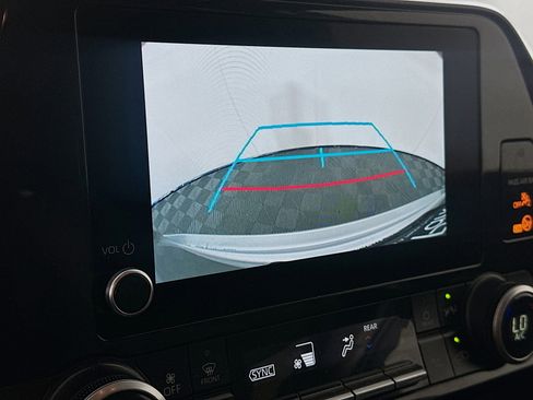 Used 2025 Toyota Highlander LE image 23