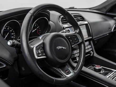 Used 2020 Jaguar F-PACE S image 15