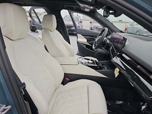 Used 2025 BMW 530i RWD image 10