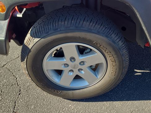 Used 2018 Jeep Wrangler Sport image 9