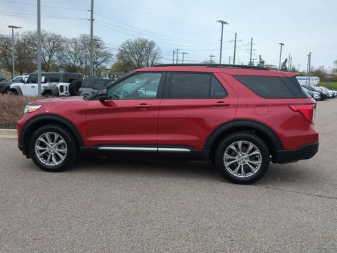 Used 2024 Ford Explorer XLT w/ Equipment Group 202A AWD/4WD image 5